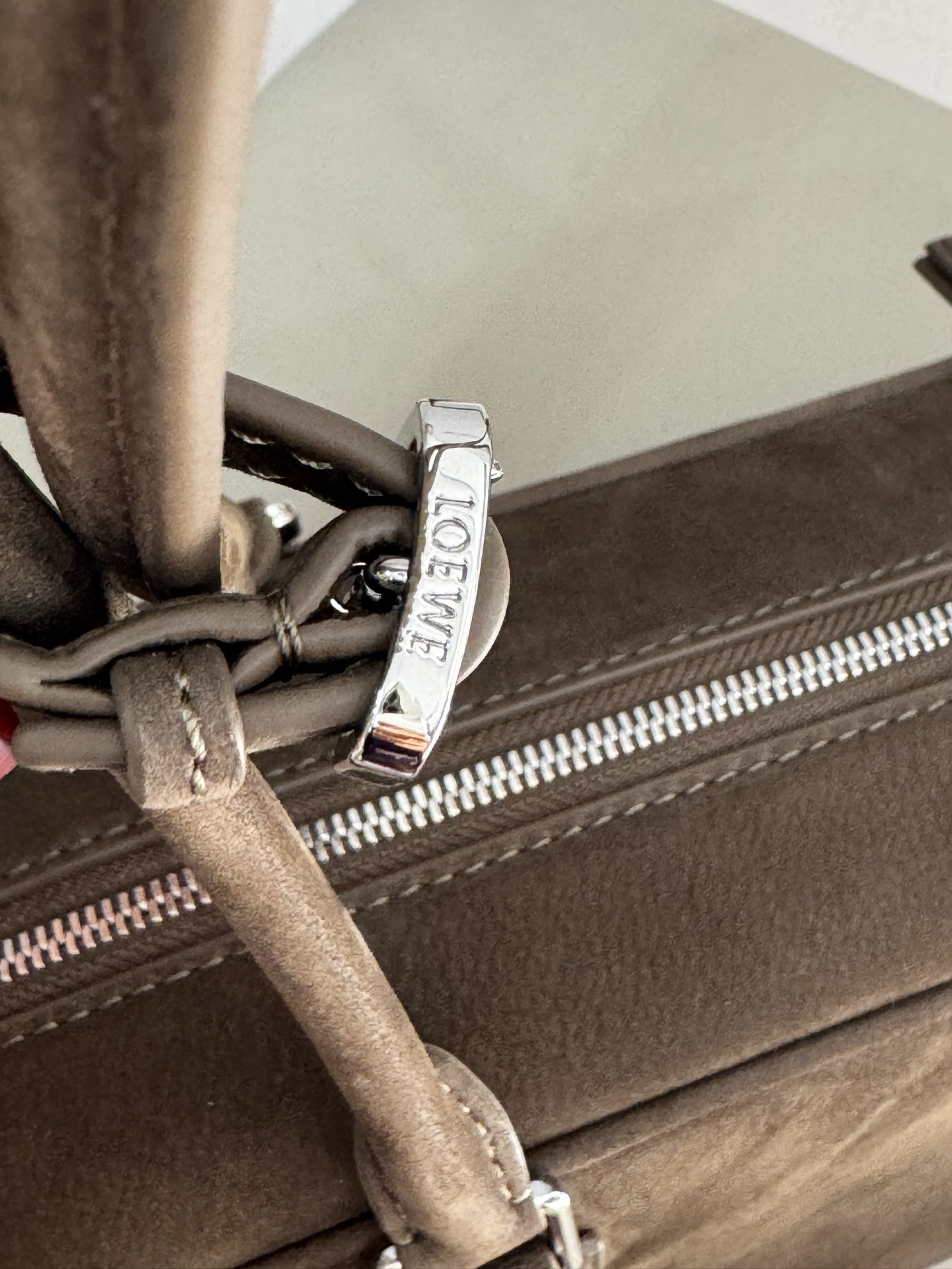 L0ew* amazona 31 cropped bag in grained nubuck 15x30.5x9cm