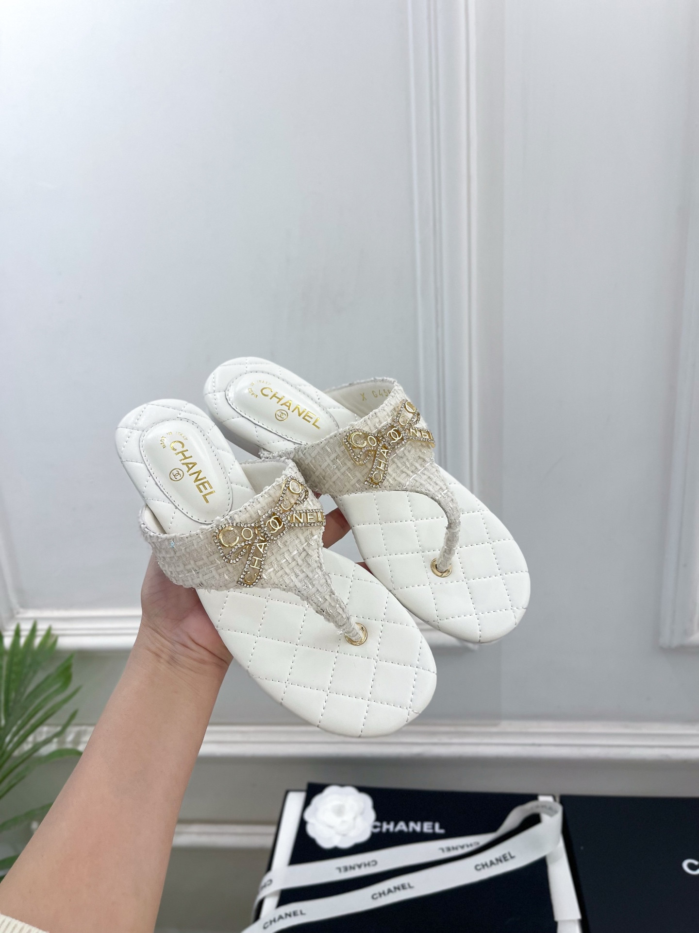 ua Ch**el thongs sandals