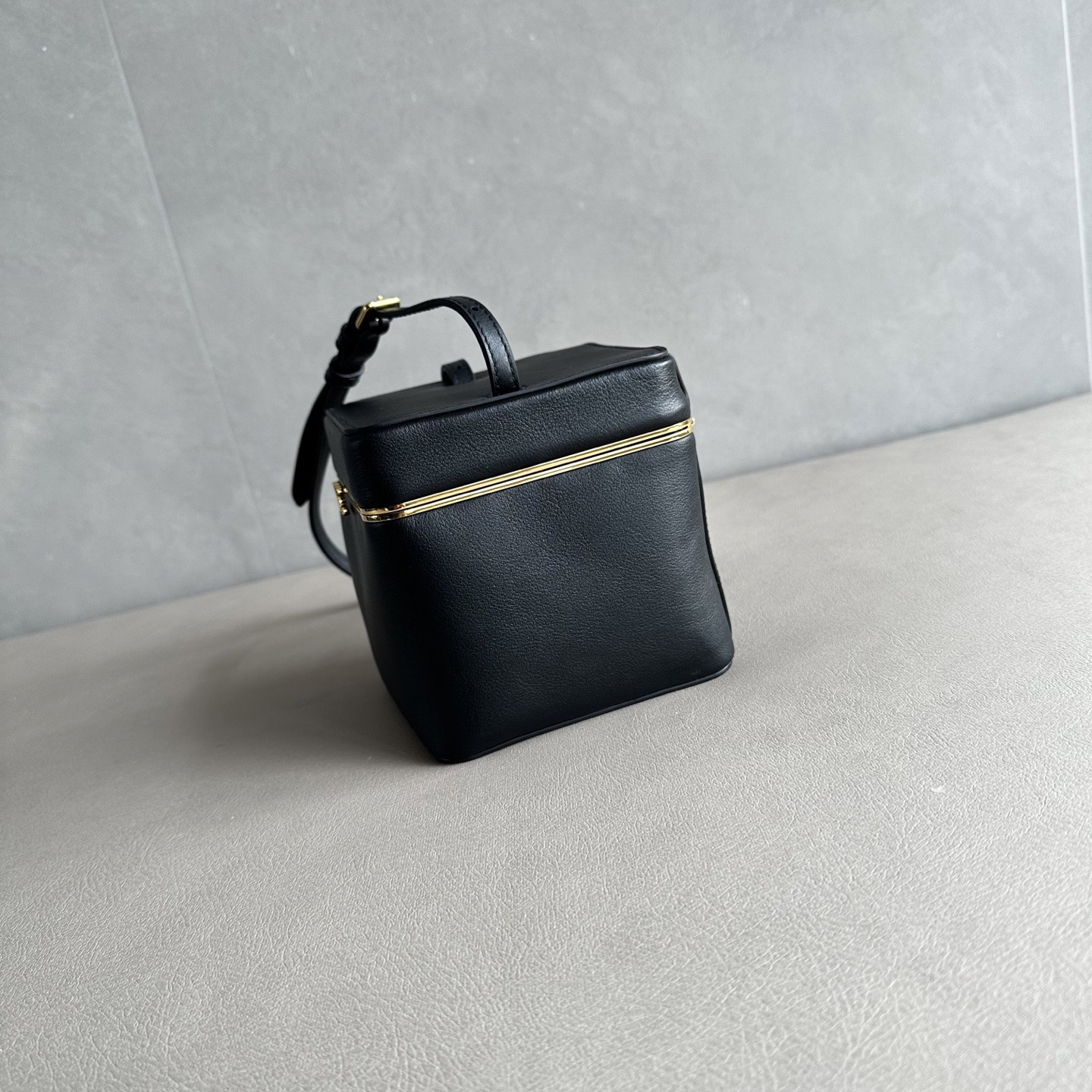 ce1i*e small triomphe frame in S*pple calfskin 12.5x12.5x12.5cm