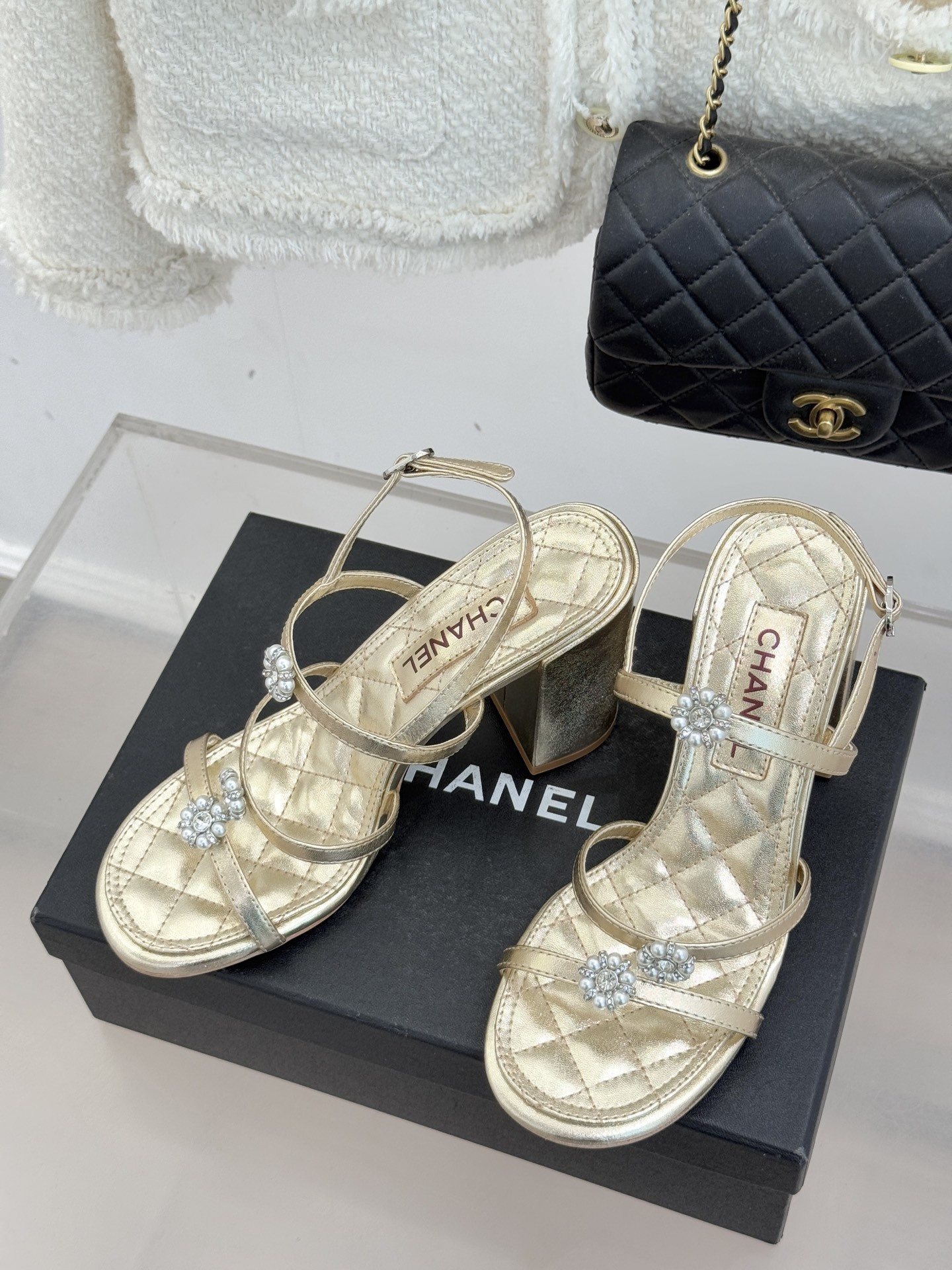 ua Ch**el sandals