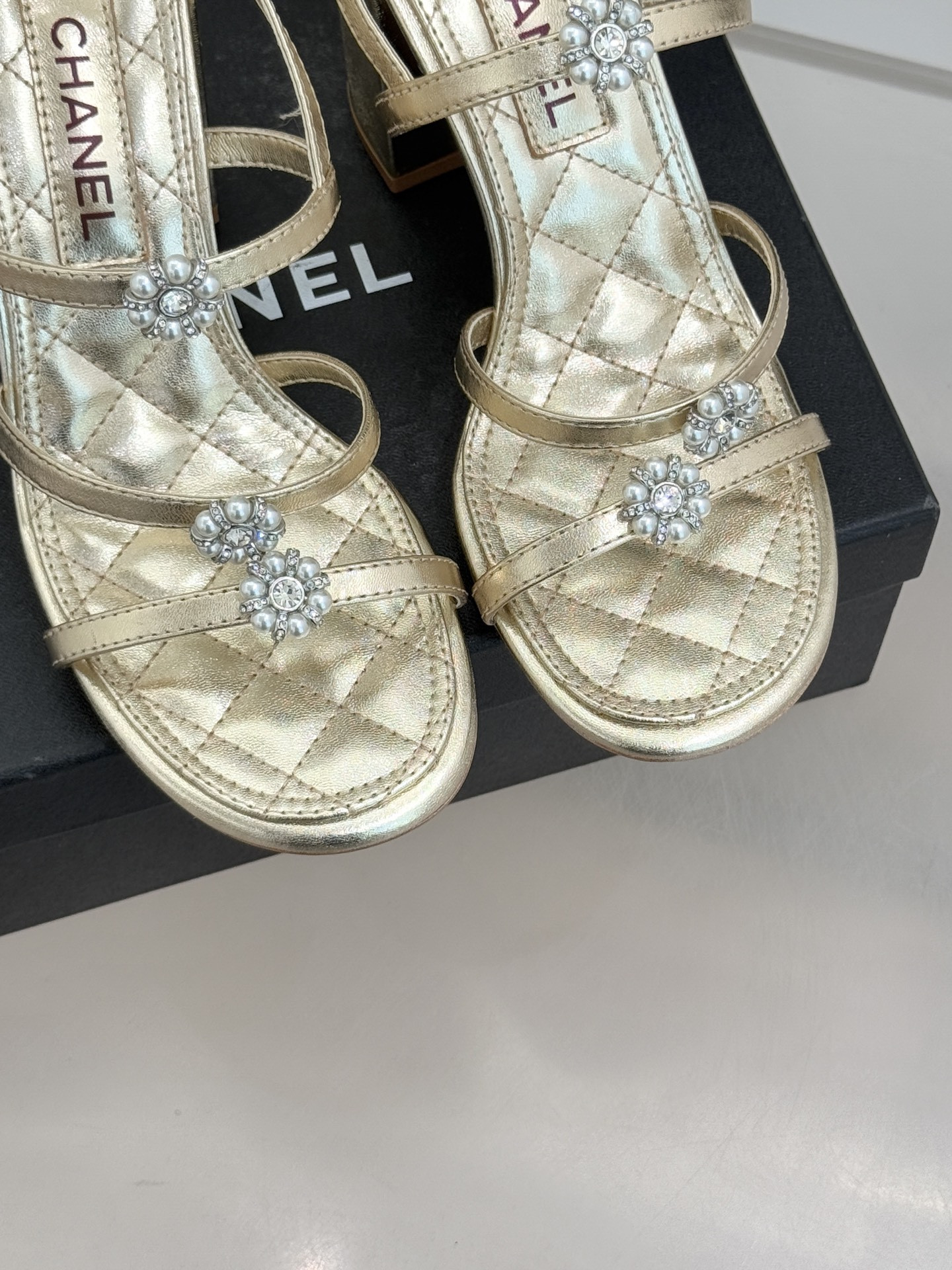 ua Ch**el sandals