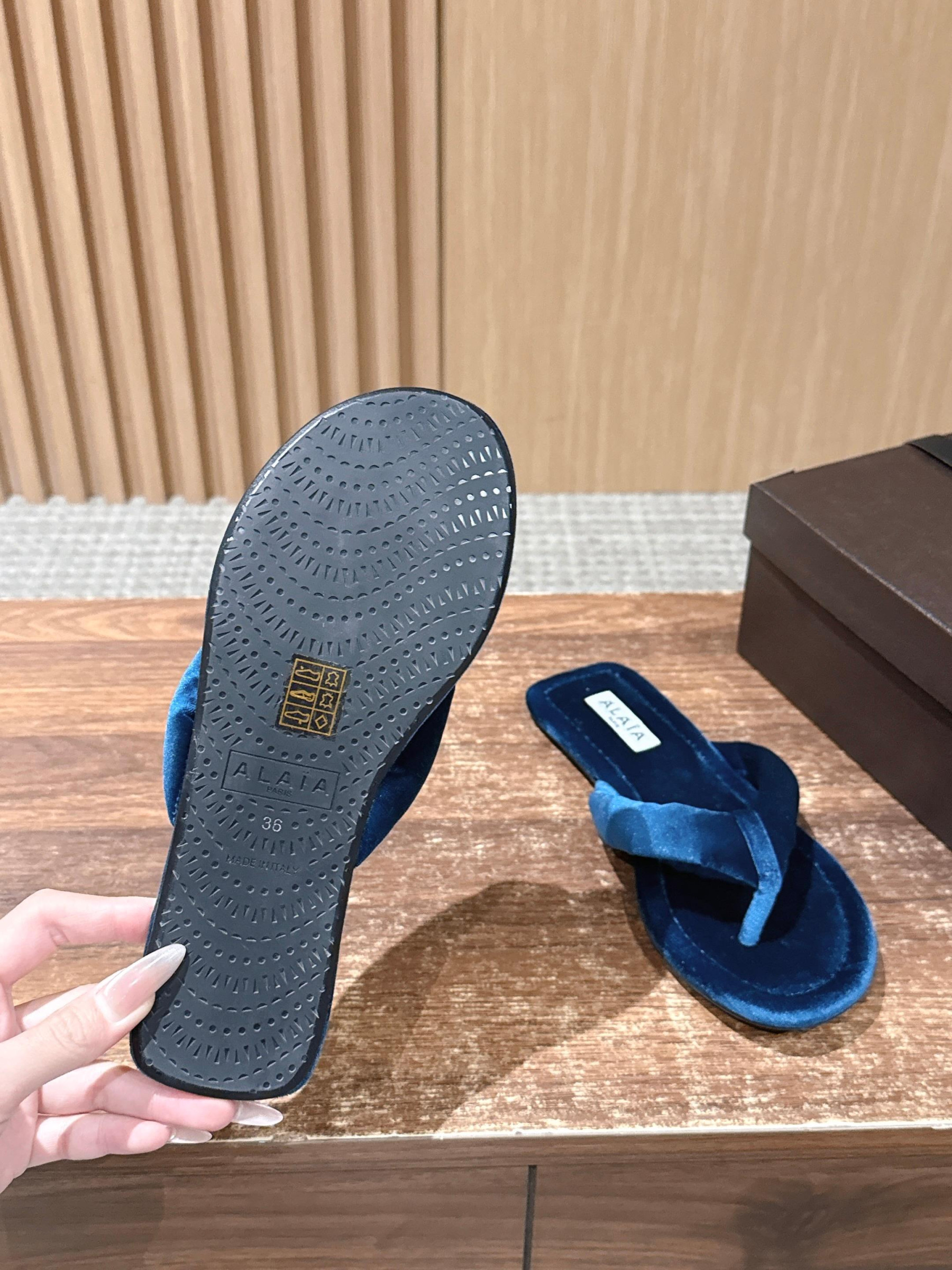 ua A1a1a thong mules in velvet