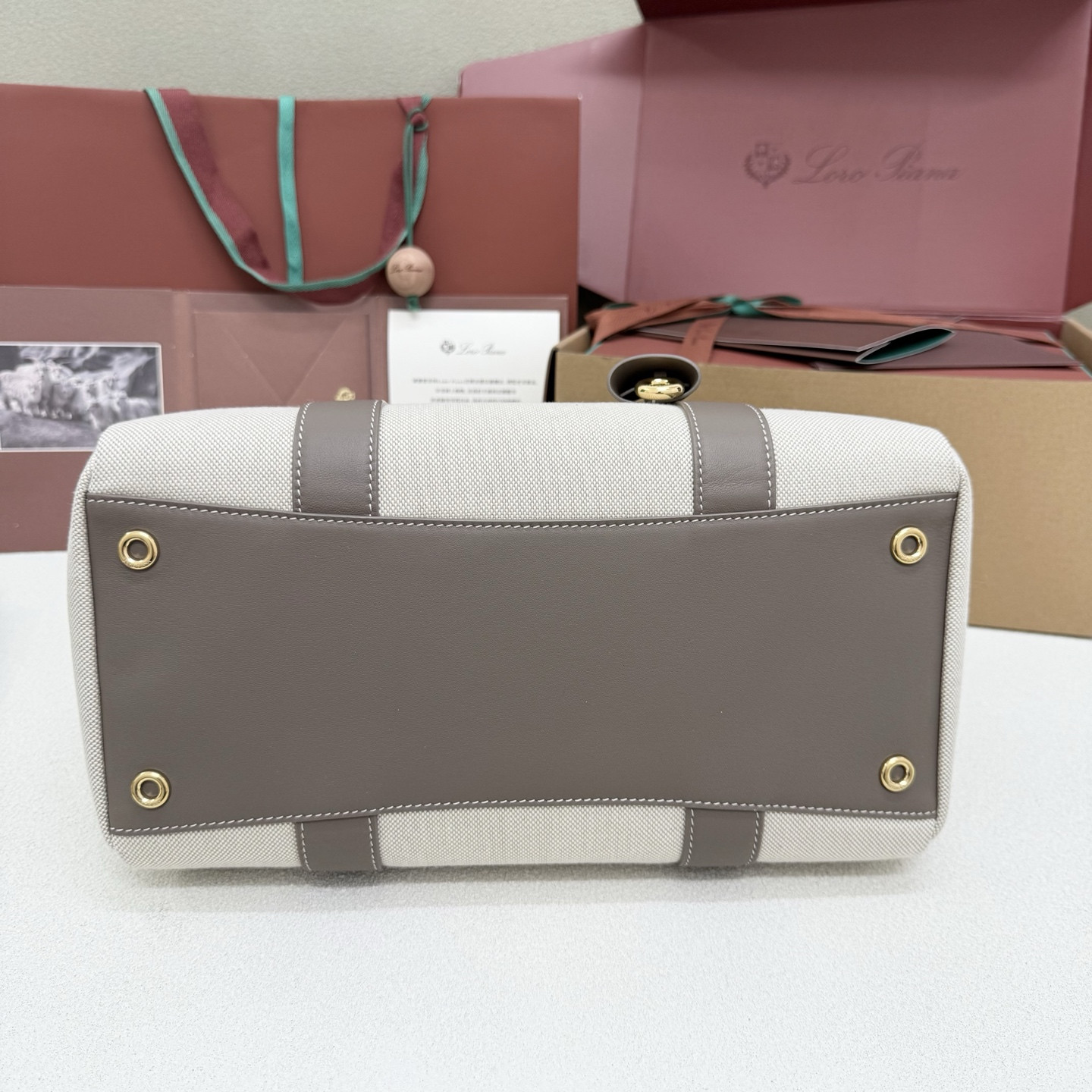 L0r0 P1ana loom bag l32 grained calfskin 33 x 23 x 18 cm