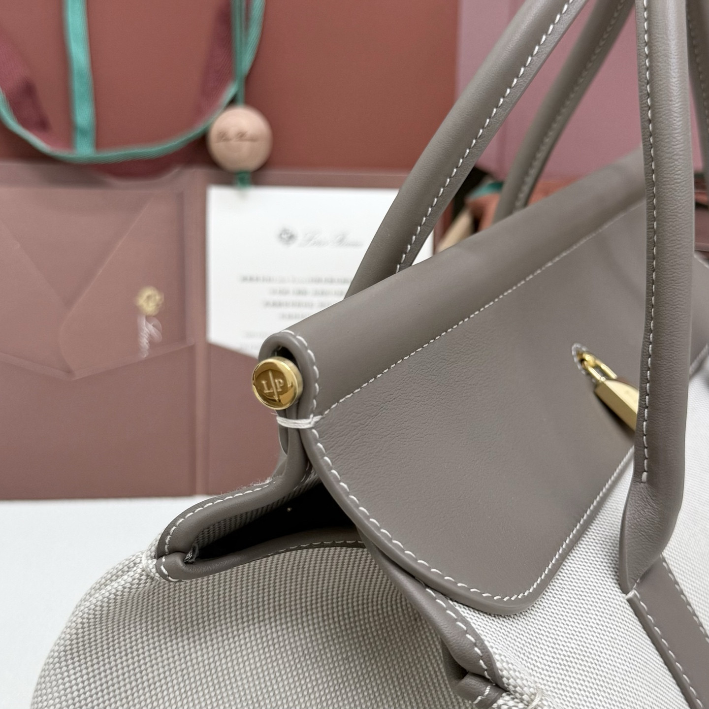 L0r0 P1ana loom bag l32 grained calfskin 33 x 23 x 18 cm