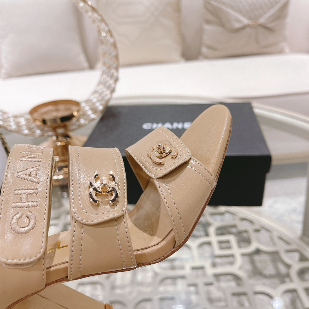 ua Ch**el sandal
