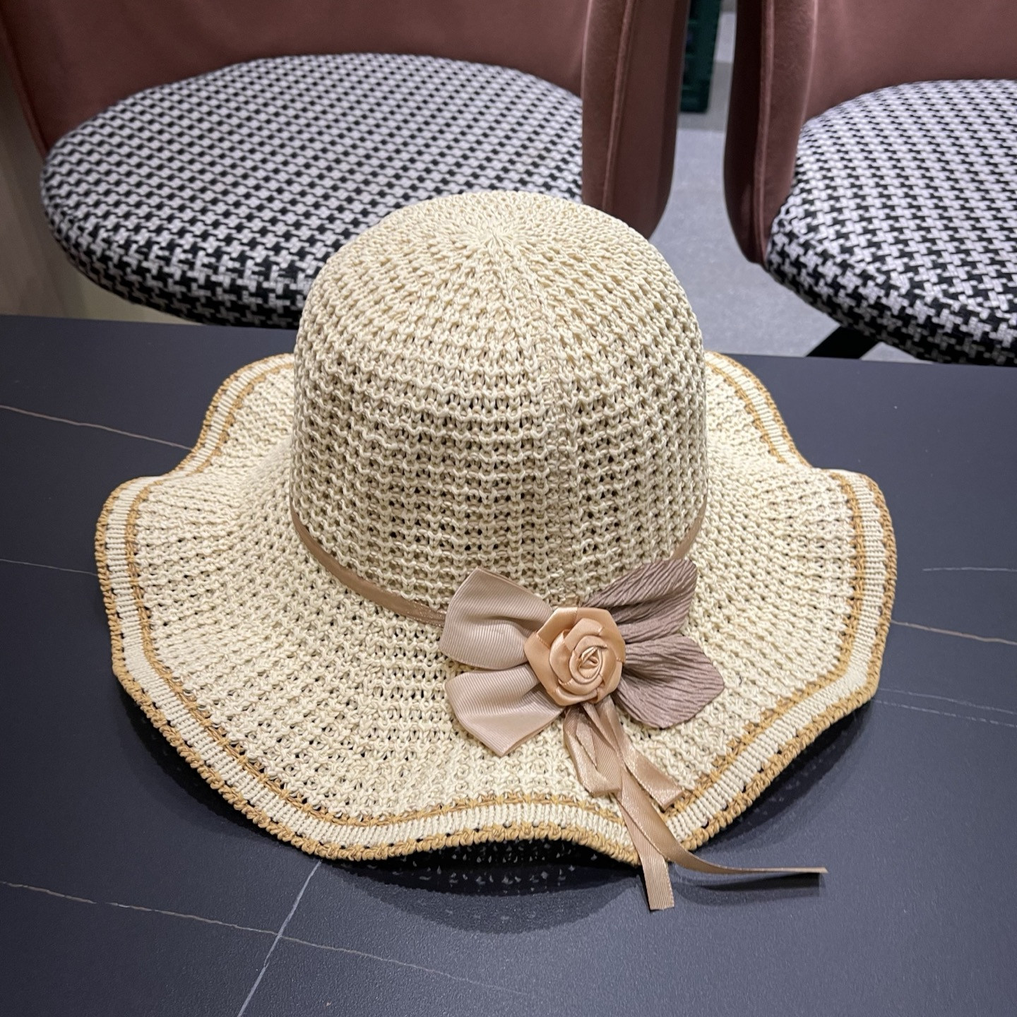 l0vis Vvtt0n straw hat