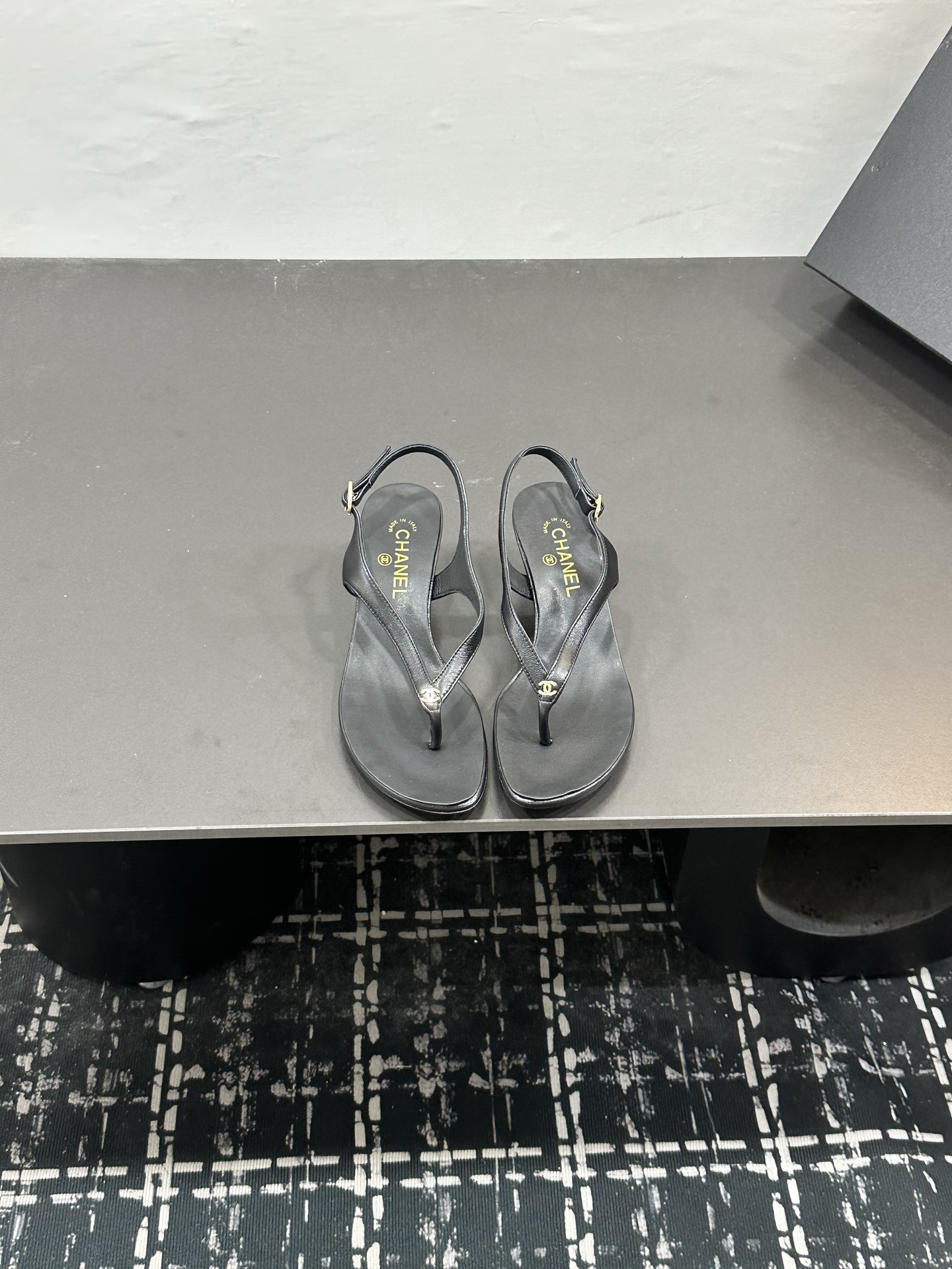 ua Ch**el sandals