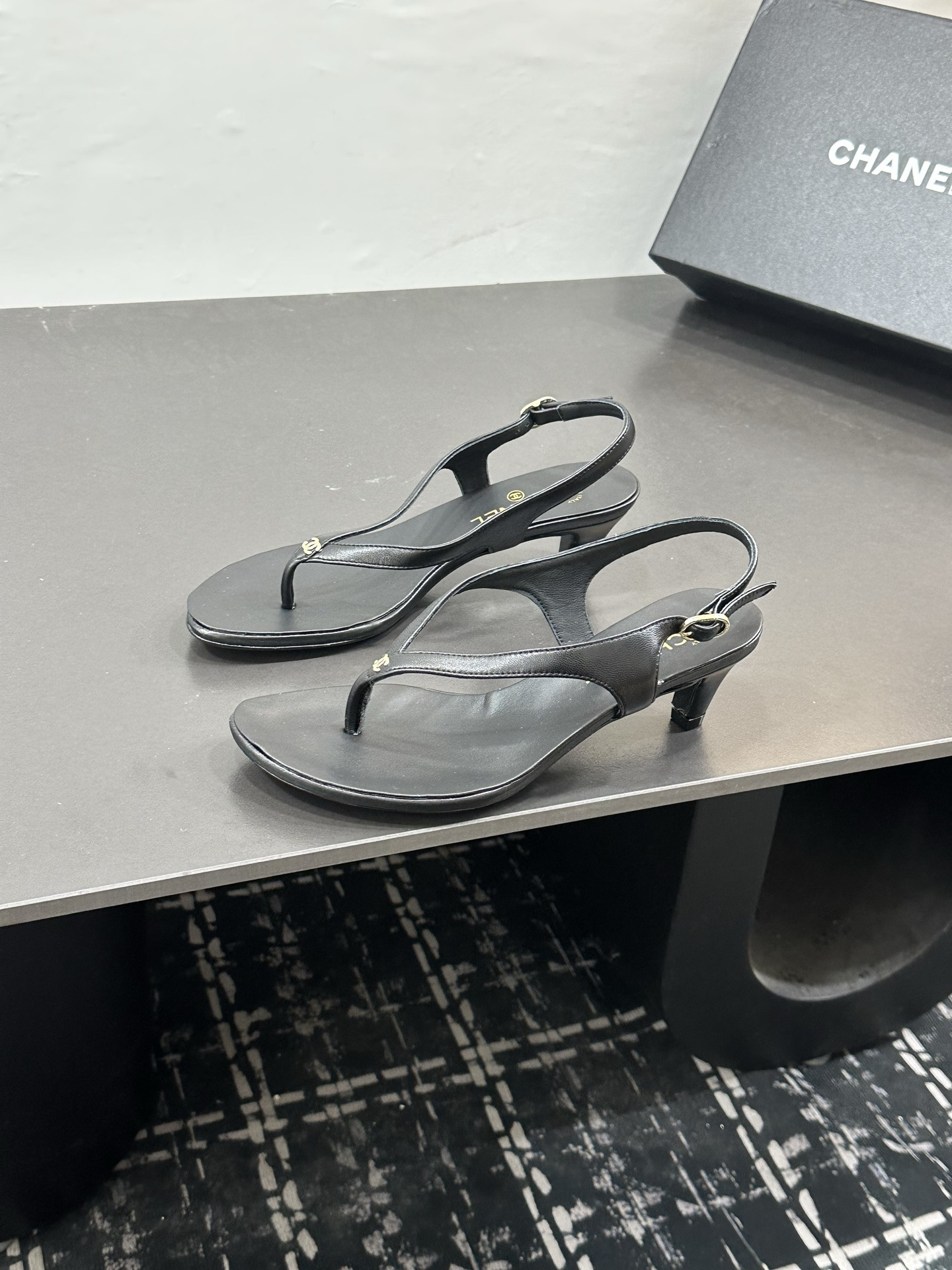 ua Ch**el sandals