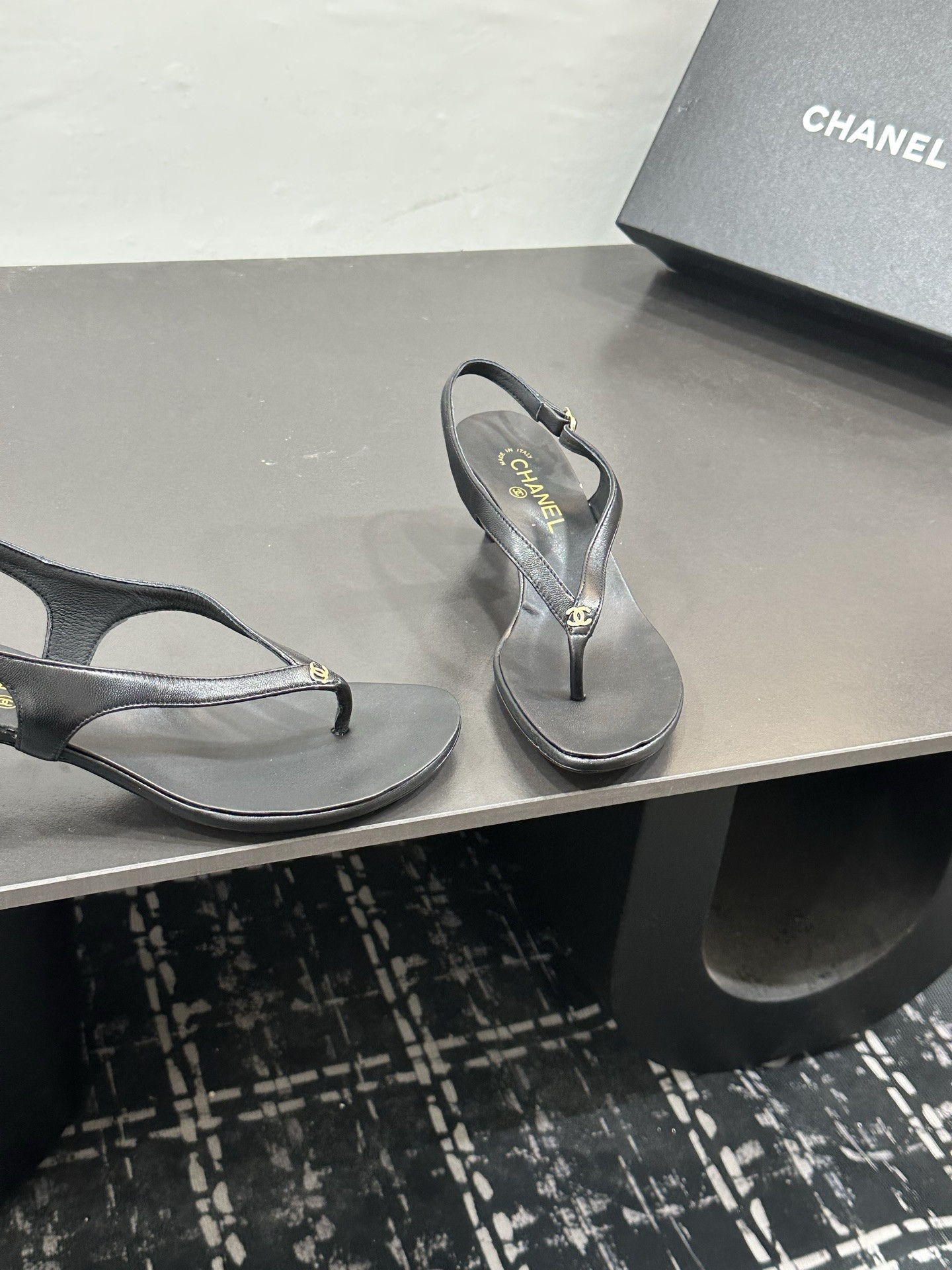 ua Ch**el sandals